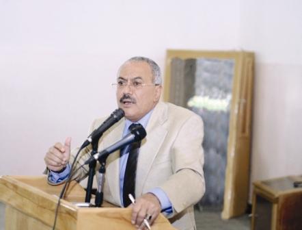 رئيس الجمهورية أثناء لقائه المشايخ والشخصيات الاجتماعية بمديريات عتمة ووصاب السافل ووصاب العالي في ذمار أمس